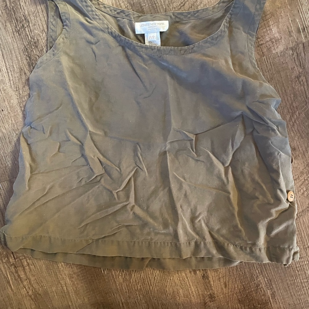 Green tank with buttons